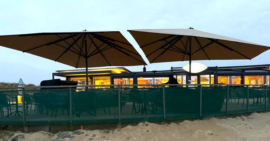Gastroschirm für die Küste, direkt am Strand in Cuxhaven am Beach House von Zschimmer Sonnenschutz