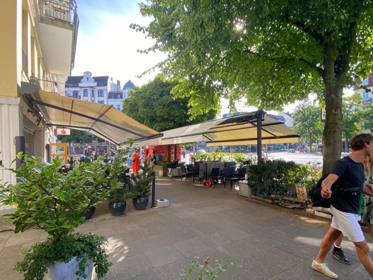 Markise Gastro Sunrain von Zschimmer in Hamburg Eppendorf sorgt von Weitem für einen einladenden Blick auf das Restaurant Tasajara