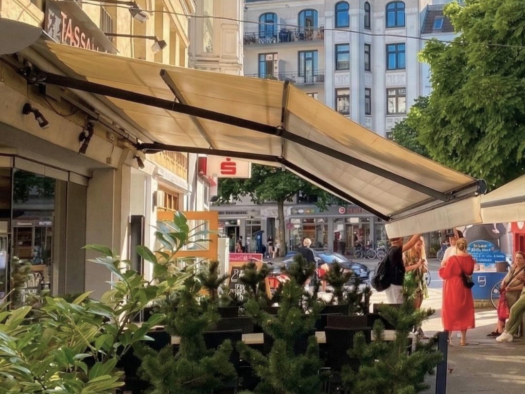Markise Gastro Sunrain für Restaurant im städtischen Raum - Fassadenmontage in Hamburg Eppendorf, Restaurant Tasajara von Zschimmer
