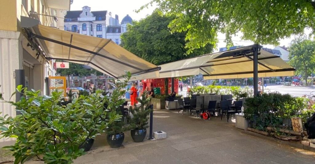 Markise Gastro Sunrain von Zschimmer in Hamburg Eppendorf sorgt von Weitem für einen einladenden Blick auf das Restaurant Tasajara