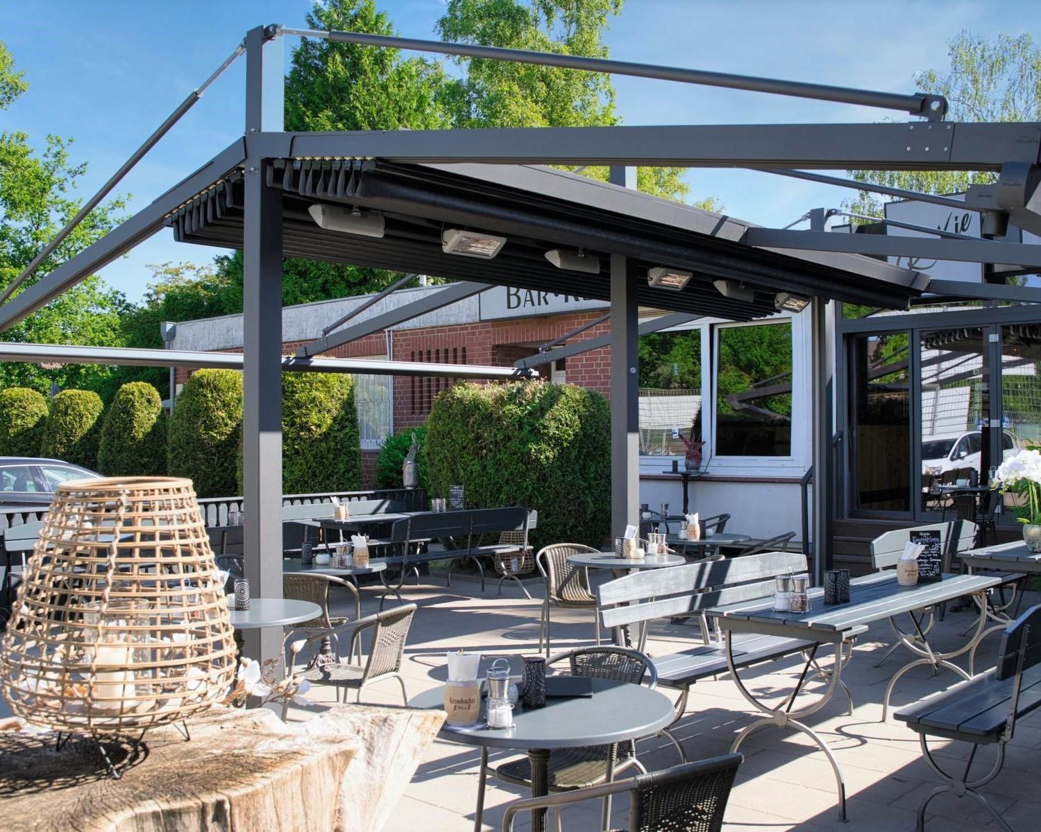 geöffnete Pergola Marine für Biergärten und Vereinsflächen in Hamburg - Referenzprojekt Zschimmer