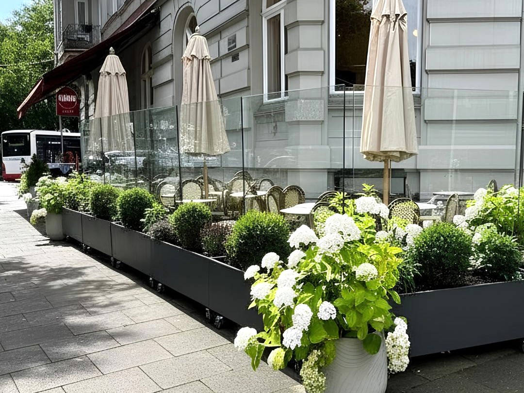 Windschutzsystem für die Gastronomie, mobil, flexibel, rollbar mit Blumenkübeln für Café Morgenmuffel in Hamburg - eine der Zschimmer Referenzen