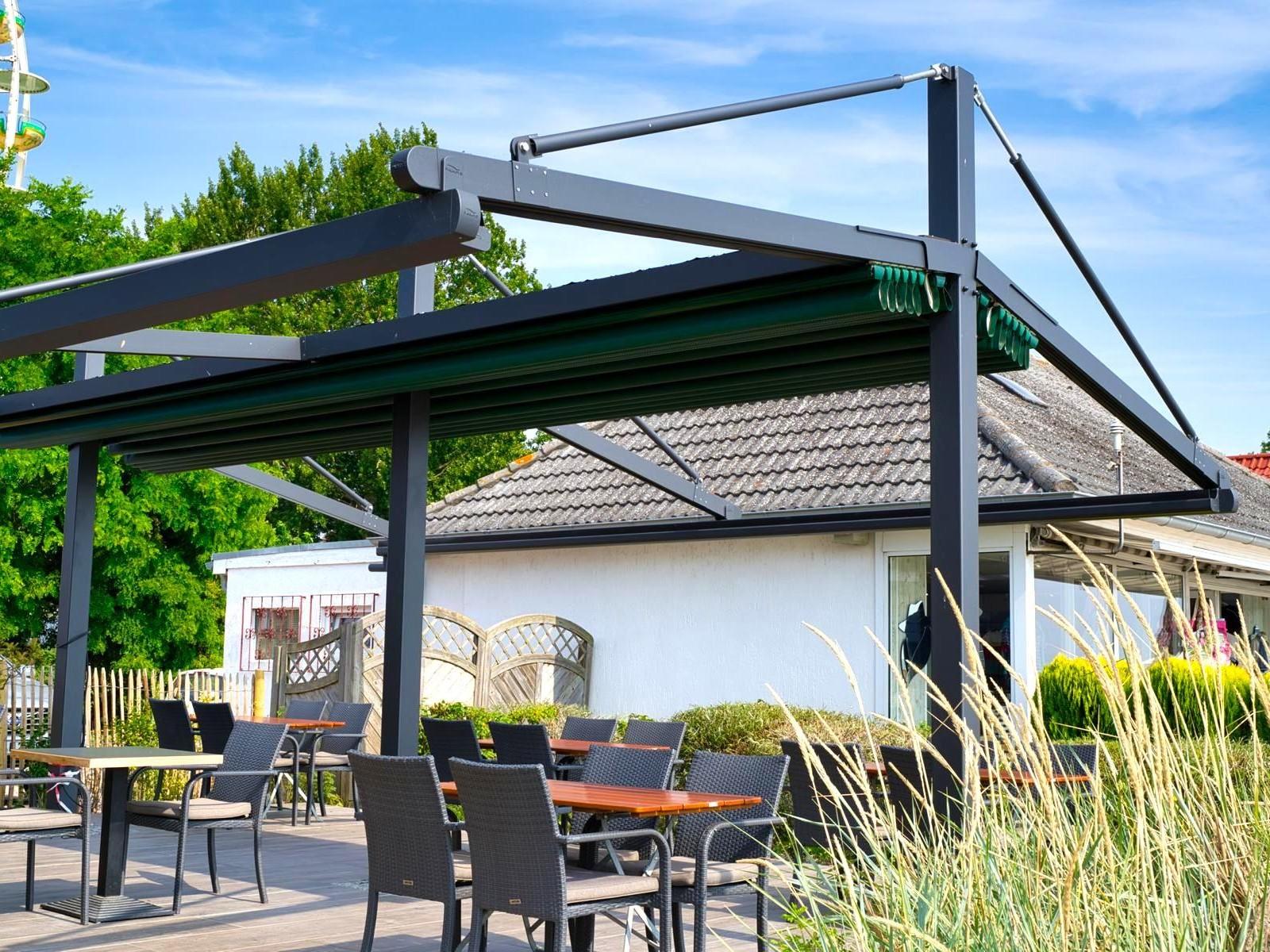 Eingefahrene Pergola Marine ermöglicht volle Sonne auf der Außenterrasse des Restaurants in Kellenhusen an der Küstenpromenade